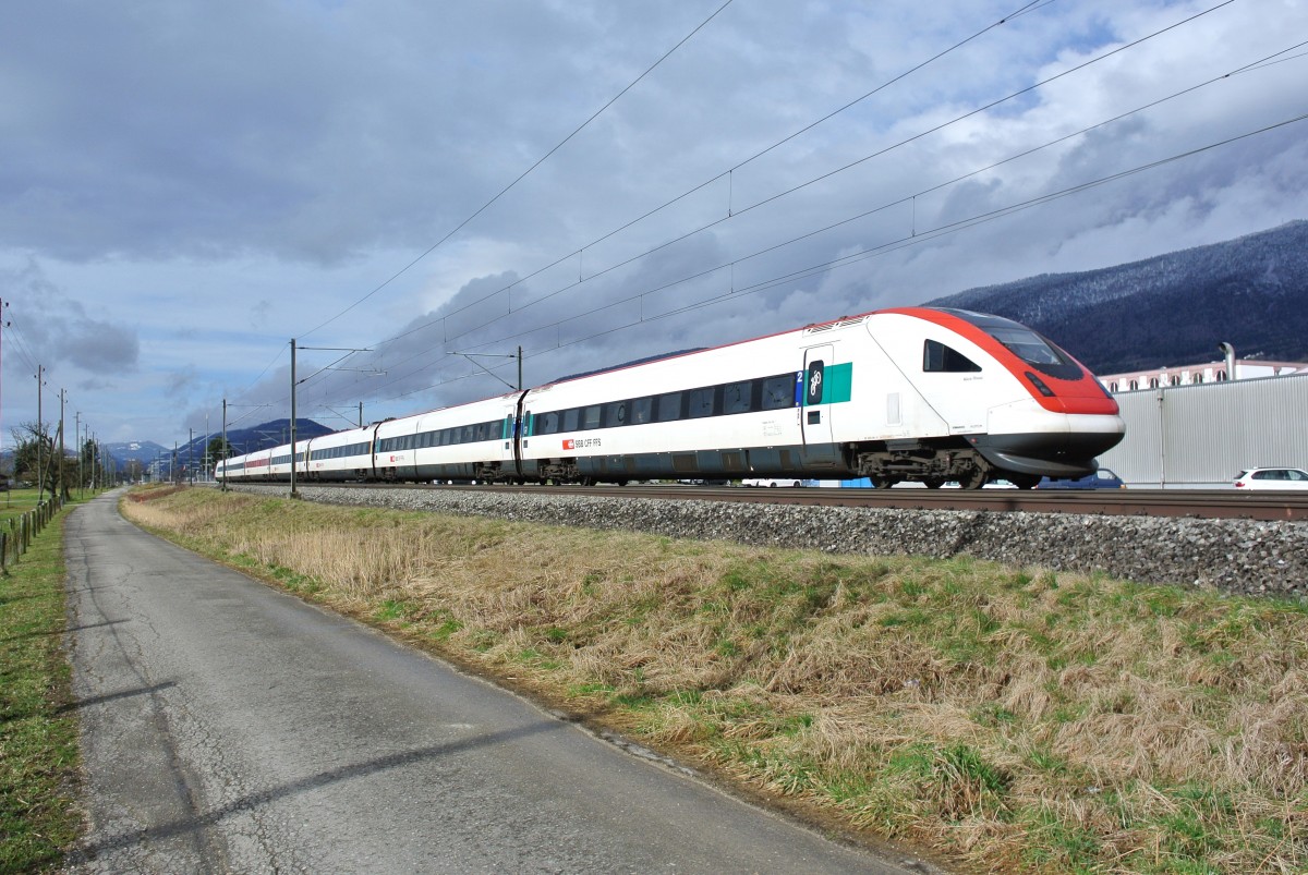 RABDe 500 016-1 als IR 2119 bei Bettlach. Da der EWIV Pendel in Biel im Unterhalt ist, verkehrt als IR 2119/2126 Mo-Fr ein ICN nach Konstanz, 28.02.2014. 