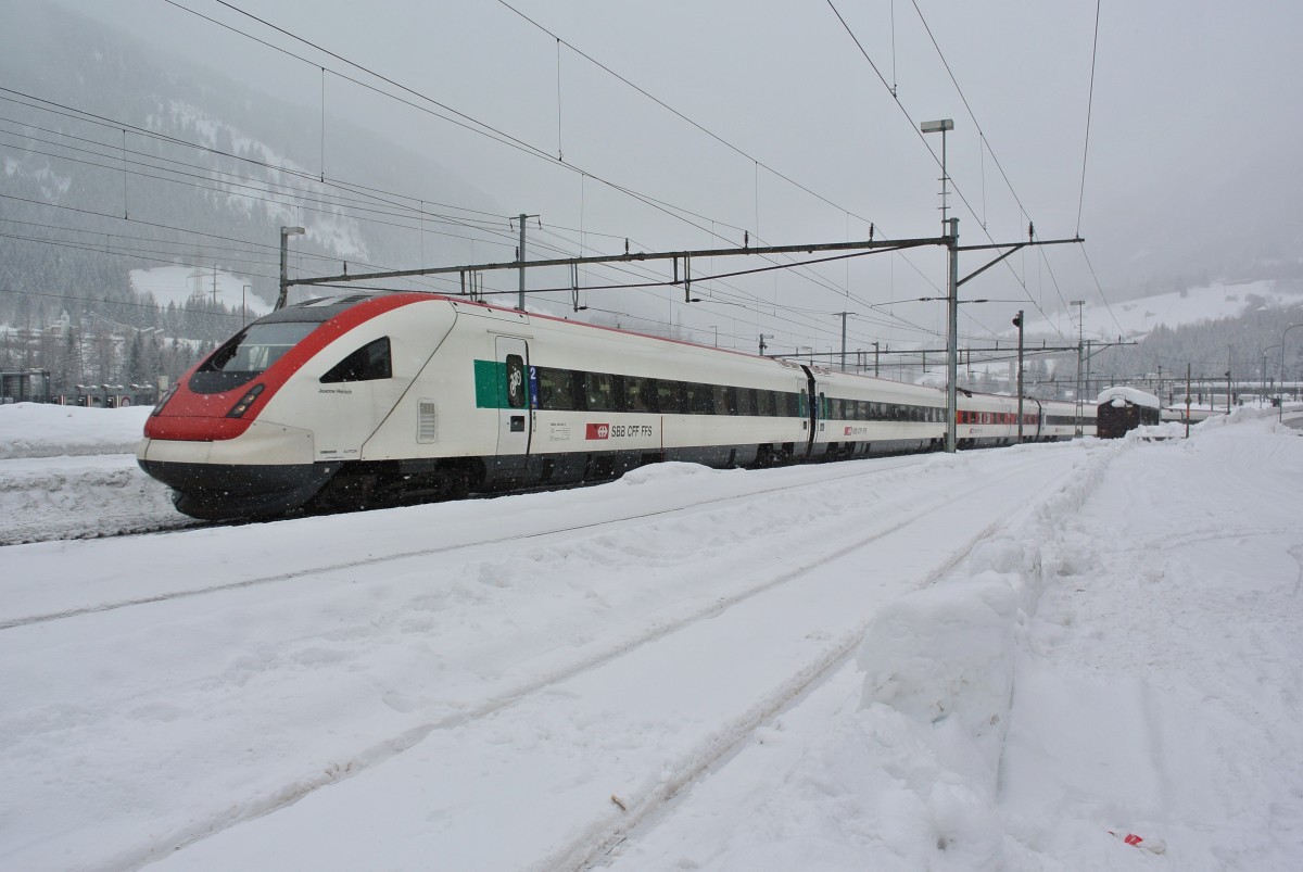 RABDe 500 020-3 als ICN 671 bei Durchfahrt in Airolo, 30.01.2014.