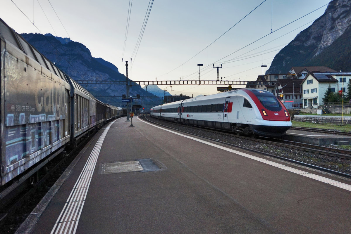 RABDe 500 022-4 durchfährt als ICN 885 (Zürich HB - Lugano), den Bahnhof Erstfeld.
Aufgenommen am 20.7.2016.