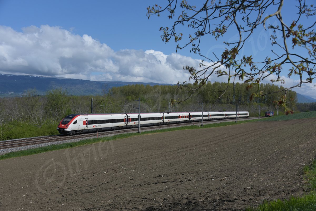 RABDe 500 030  *Lois Chevrolet * assurant un IC 5 à destination de Zürich (HB)
Ici à Essert-Pittet.

© 2019 {Olivier Vietti-Violi}