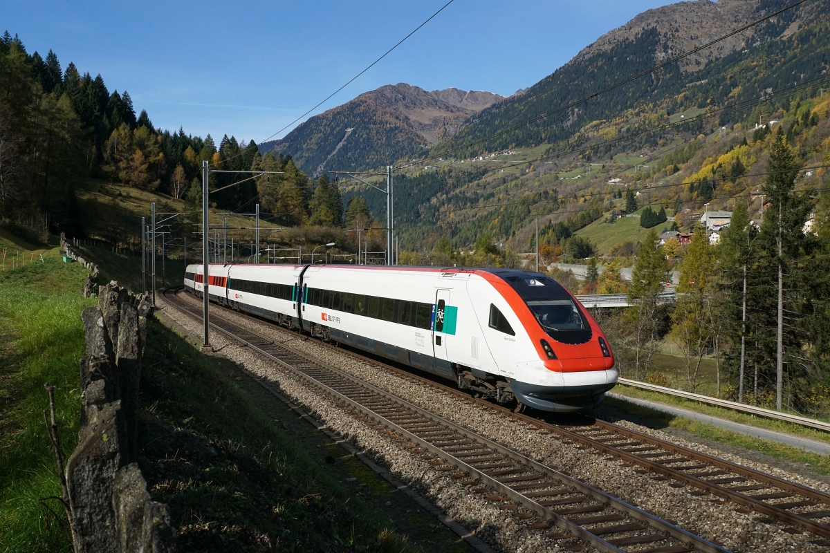 RABDe 500 032-8 und RABDe 500 030-2 fahren am 24.10.2015 als ICN 869 von Ambri-Piotta Richtung Rodi-Fiesso.