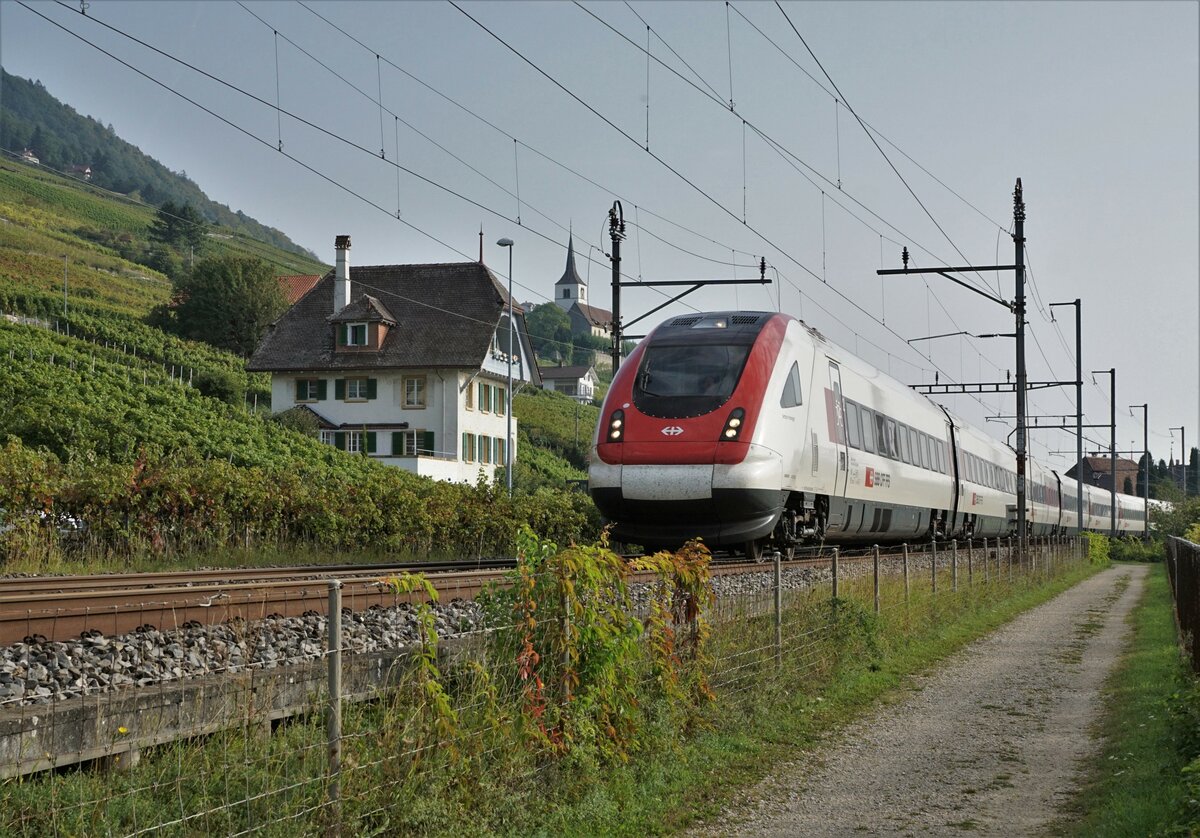 RABDe 500/ICN als IC 5 im Rebgebiet bei Schafis am 25. September 2021.
Foto: Walter Ruetsch