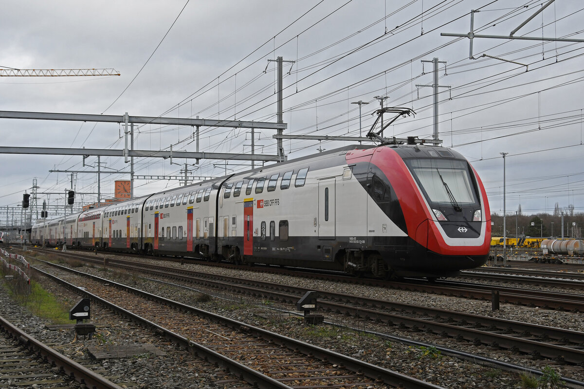 RABDe 502 003-4 Twindexx durchfährt am 09.01.2023 den Bahnhof Muttenz.