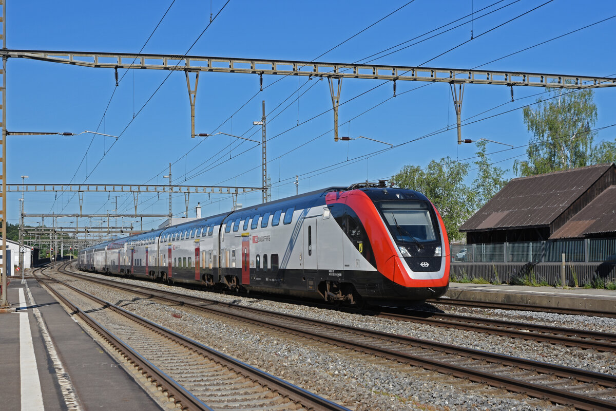 RABDe 502 011-3 Twindexx durchfährt den Bahnhof Rupperswil. Die Aufnahme stammt vom 15.06.2021.