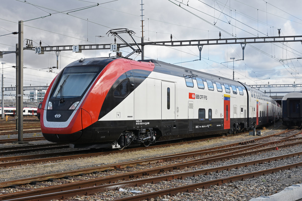 RABDe 502 011-5 steht auf einem Nebengleis hinter dem Bahnhof SBB. Die Aufnahme stammt vom 08.11.2018.