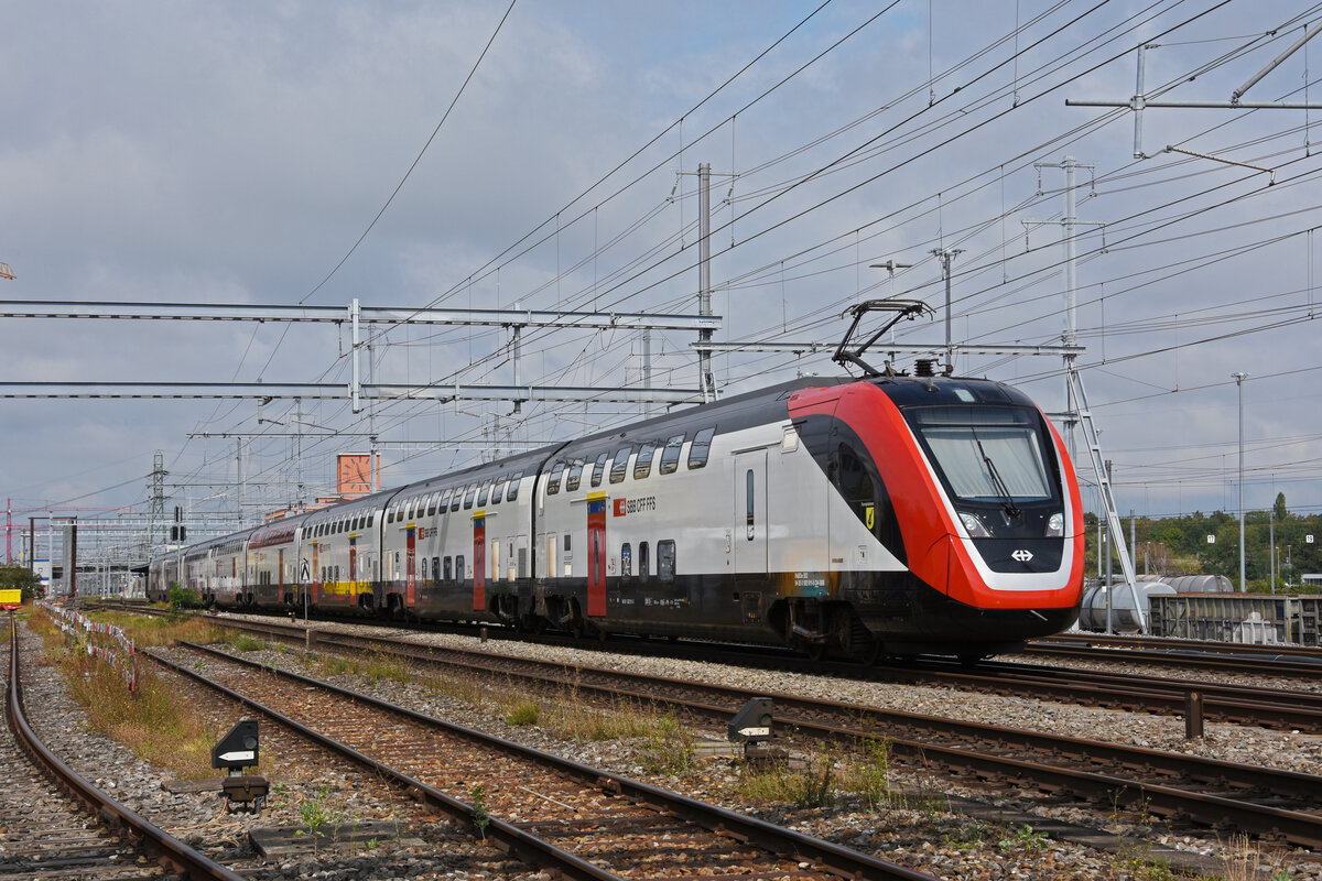 RABDe 502 011-5 Twindexx durchfährt am 18.08.2022 den Bahnhof Muttenz.