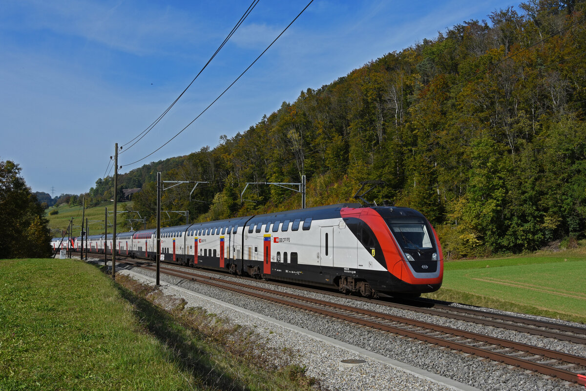 RABDe 502 011-5 Twindexx fährt Richtung Bahnhof Tecknau. Die Aufnahme stammt vom 18.10.2021.