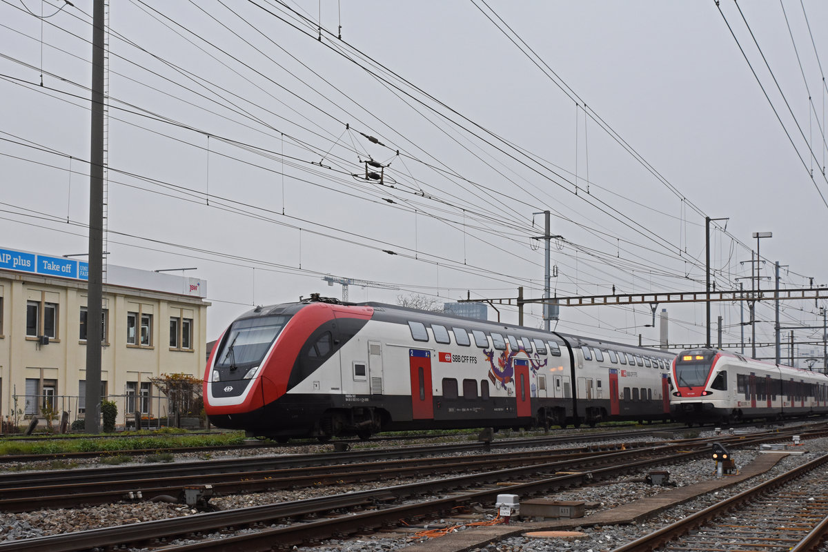 RABDe 502 013-1 durchfährt den Bahnhof Pratteln. daneben fährt der RABe 523 055, auf der S3, beim Bahnhof ein. Die Aufnahme stammt vom 20.11.2019.