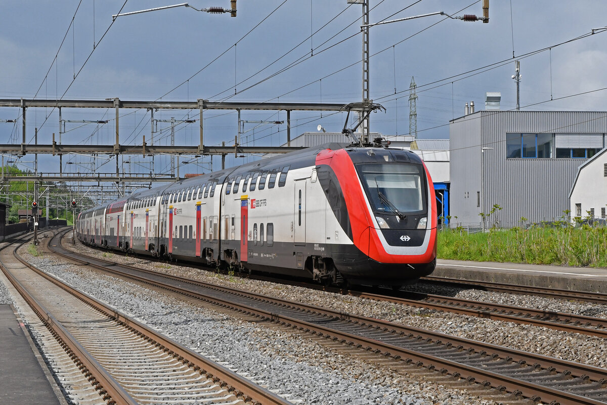 RABDe 502 016-4 Twindexx durchfährt am 12.05.2023 den Bahnhof Rupperswil.