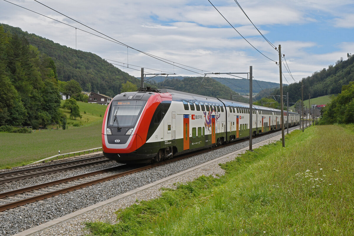 RABDe 502 018-0 Twindexx fährt am 27.07.2023 Richtung Bahnhof Gelterkinden.