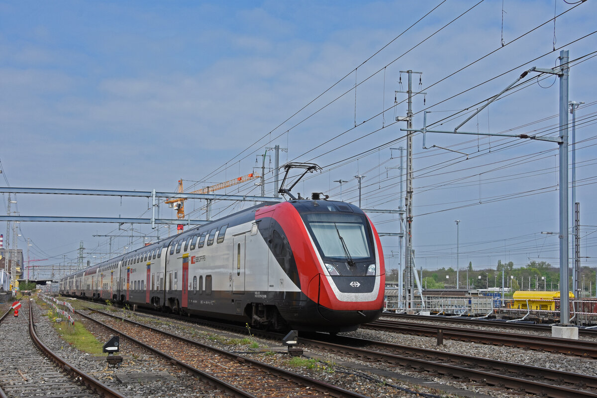 RABDe 502 019-8 Twindexx durchfährt den Bahnhof Muttenz. Die Aufnahme stammt vom 15.04.2022.