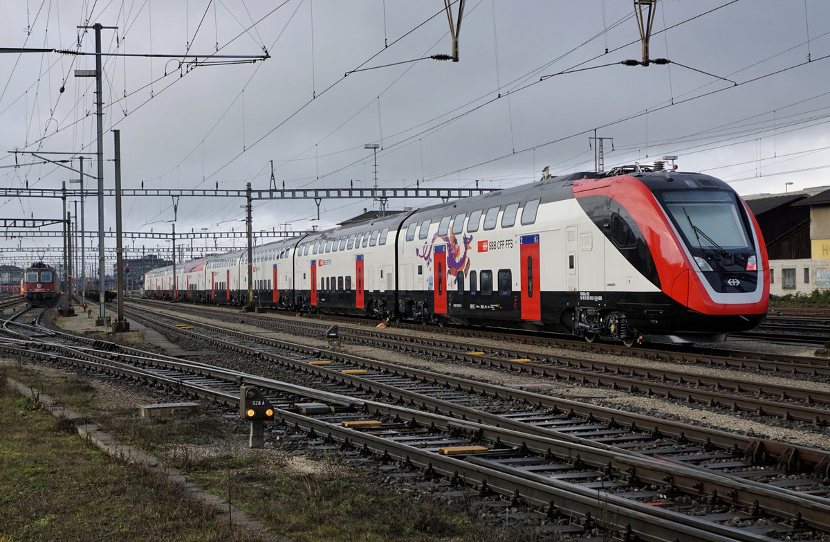 RABDe 502 TWINDEXX im Güterbahnhof Solothurn abgestellt anstatt endlich im Plandienst am 8. Januar 2019.
Fotostandort Wiese neben Güterbahnhof, Bildausschnitt Fotoshop.
Foto: Walter Ruetsch 