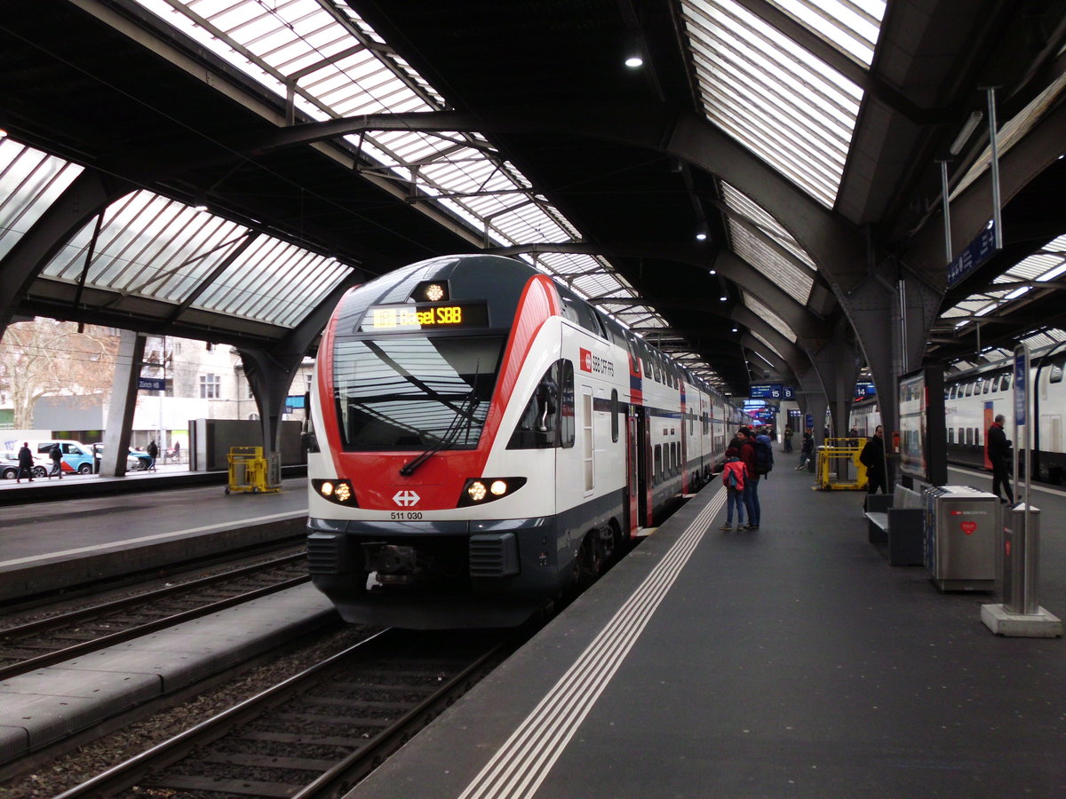 RABDe 511 030, ein KISS gebaut von Stadler, steht bereit als IR nach Basel SBB. Aufgenommen Zürich Hbf. 26.1 2019