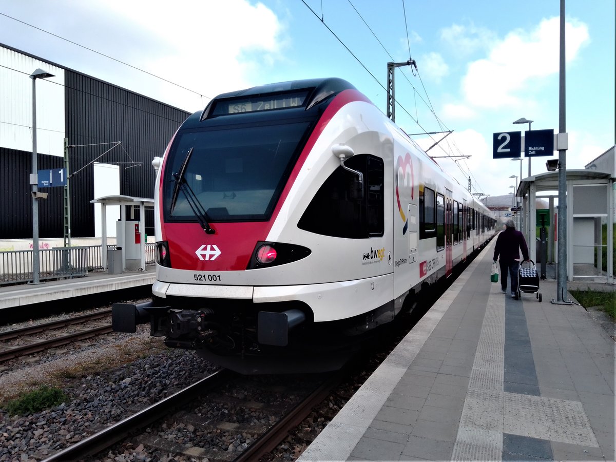 RABDe 521 001 als S6 Zell im Wiesental im Bahnhof Schwarzwaldstraße Datum 03.04.2021