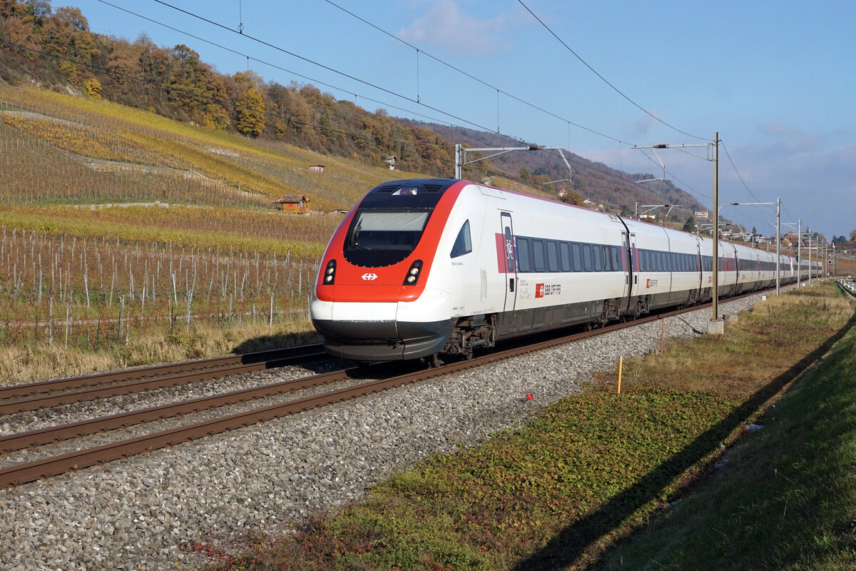 RABDe ICN 500 als IC 5 auf der Fahrt nach Lausanne bei Cressier am 9. November 2021.
Foto: Walter Ruetsch 