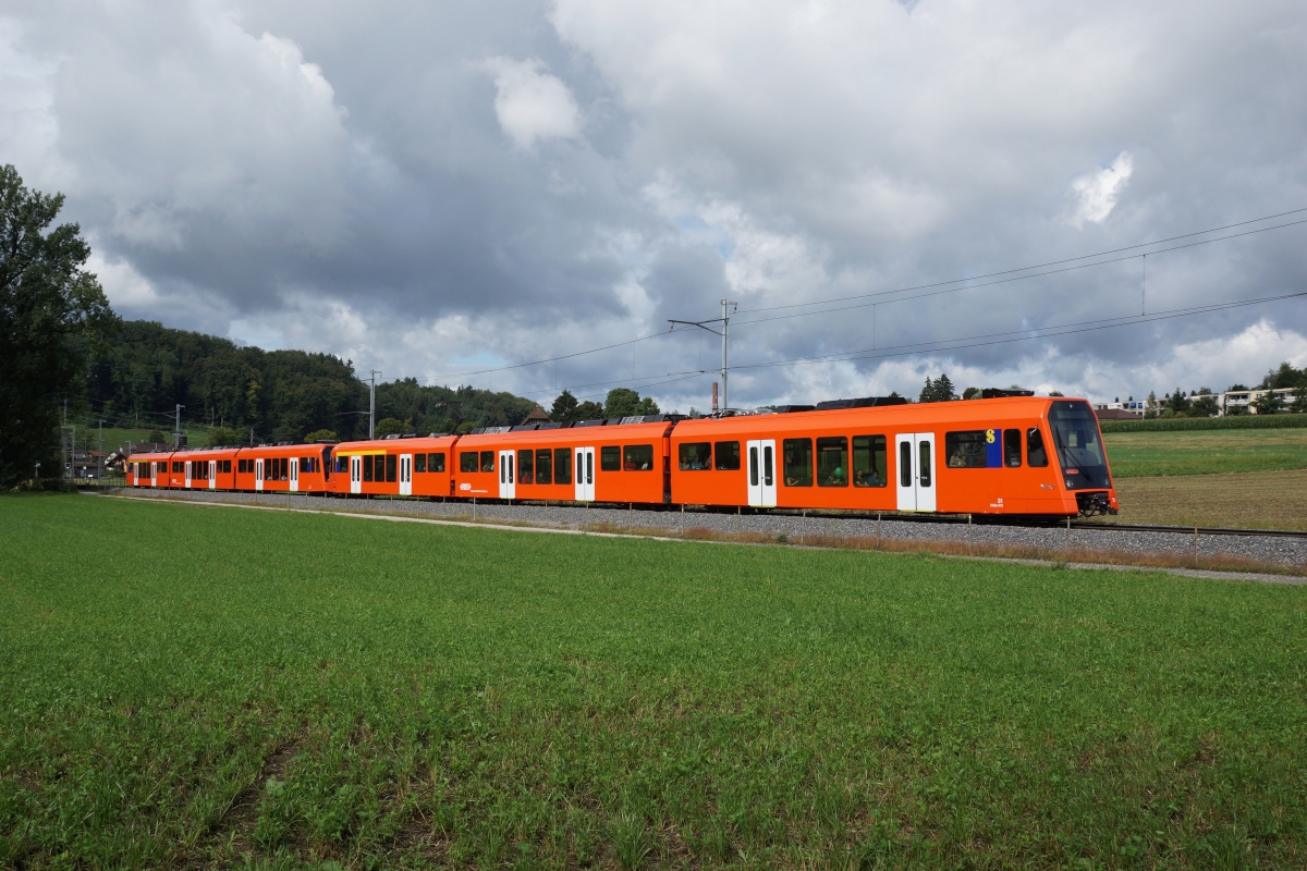 RABe 4/12 31 und RABe 4/12 25 erreichen am 25.08.2013 Stettlen als S 7 nach Worb Dorf. Anlsslich des Jubilums  100 Jahre Worblentalbahn  gelangten auch die NEXT auf die Strecke Bern - Worb Dorf.