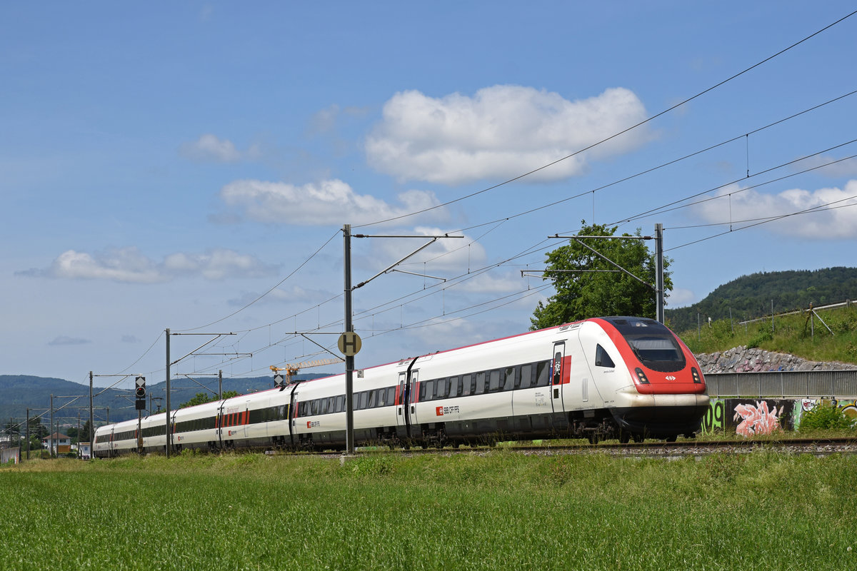 RABe 500 021  Jeremias Gotthelf  fährt Richtung Bahnhof Sissach. Die Aufnahme stammt vom 31.05.2018.