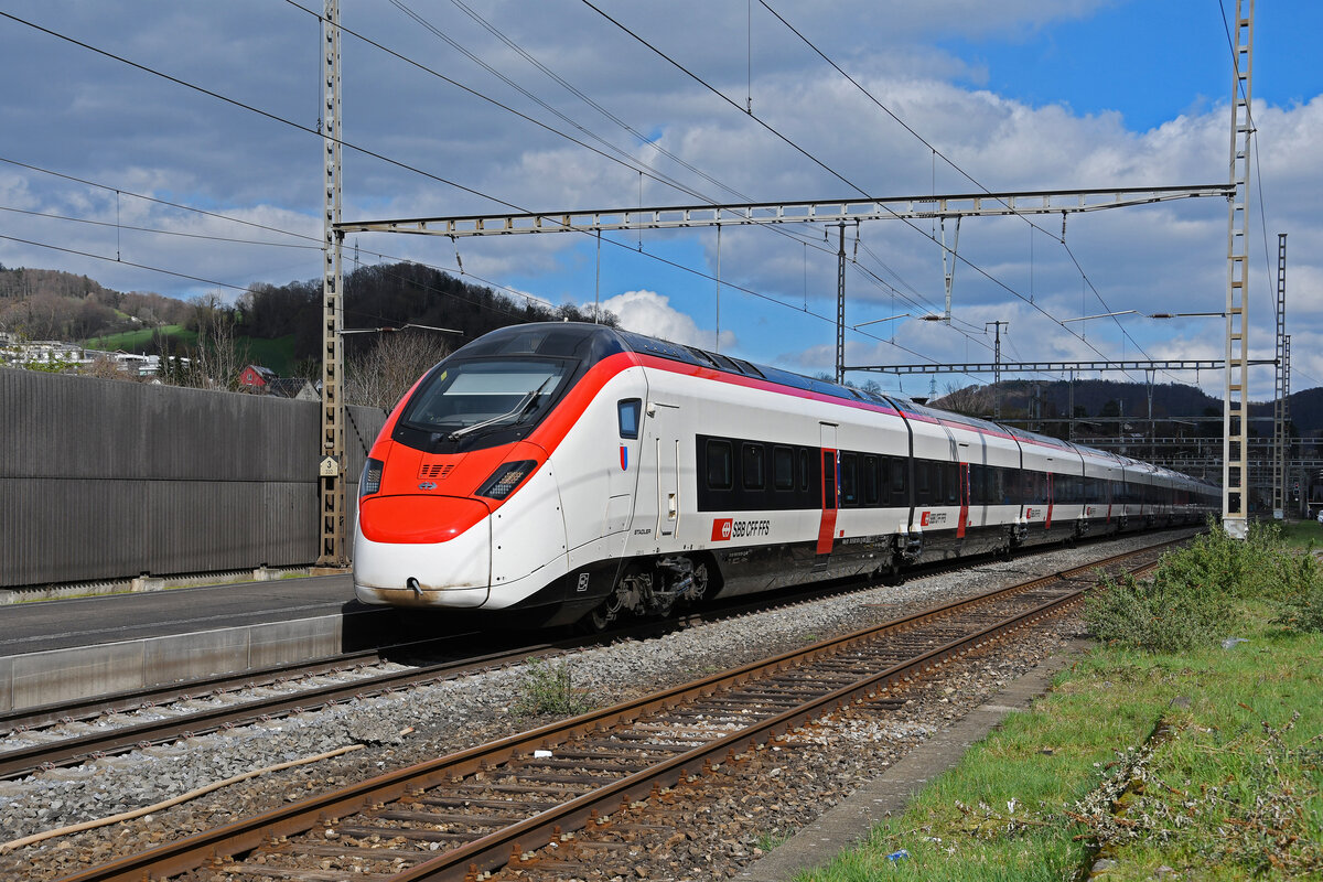 RABe 501 001-8 Giruno durchfährt am 27.03.2023 den Bahnhof Gelterkinden.
