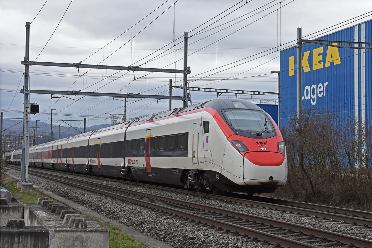 RABe 501 001-8 Giruno fährt am 16.02.2024 Richtung Station Itingen.