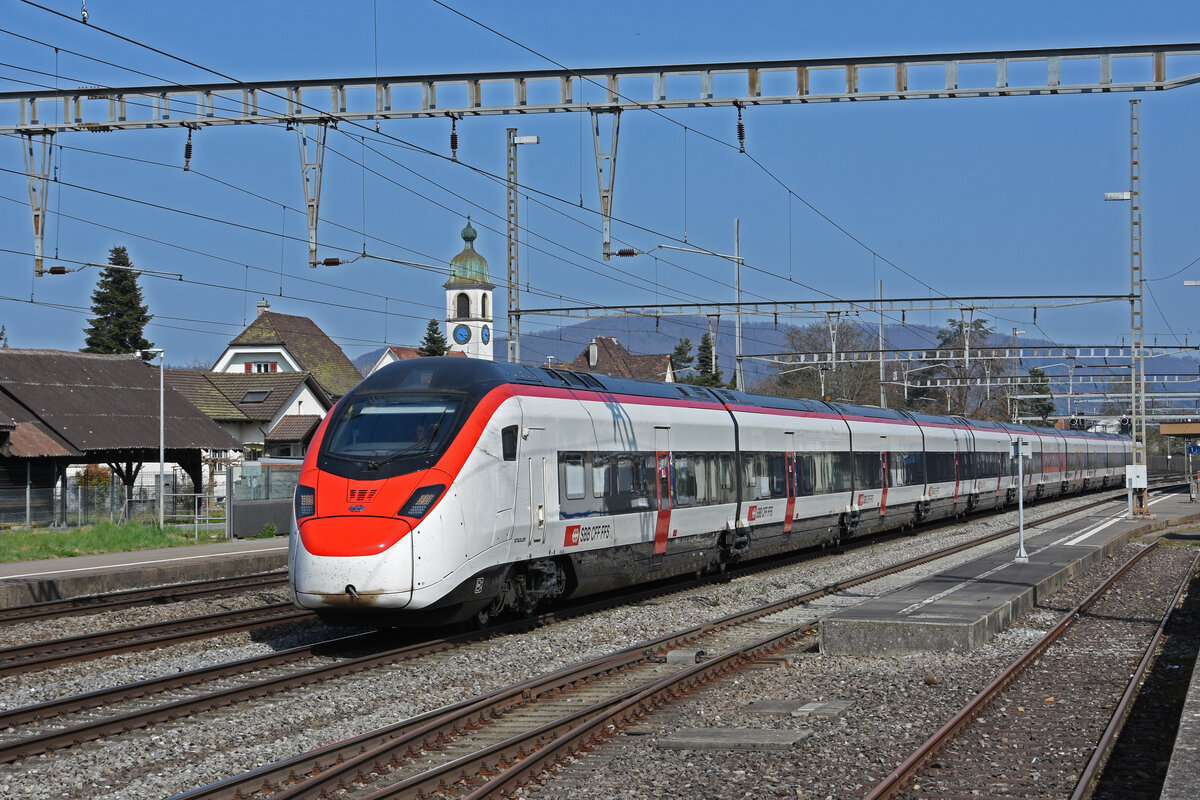 RABe 501 002-6 Giruno durchfährt den Bahnhof Rupperswil. Die Aufnahmestammt vom 28.03.2022.