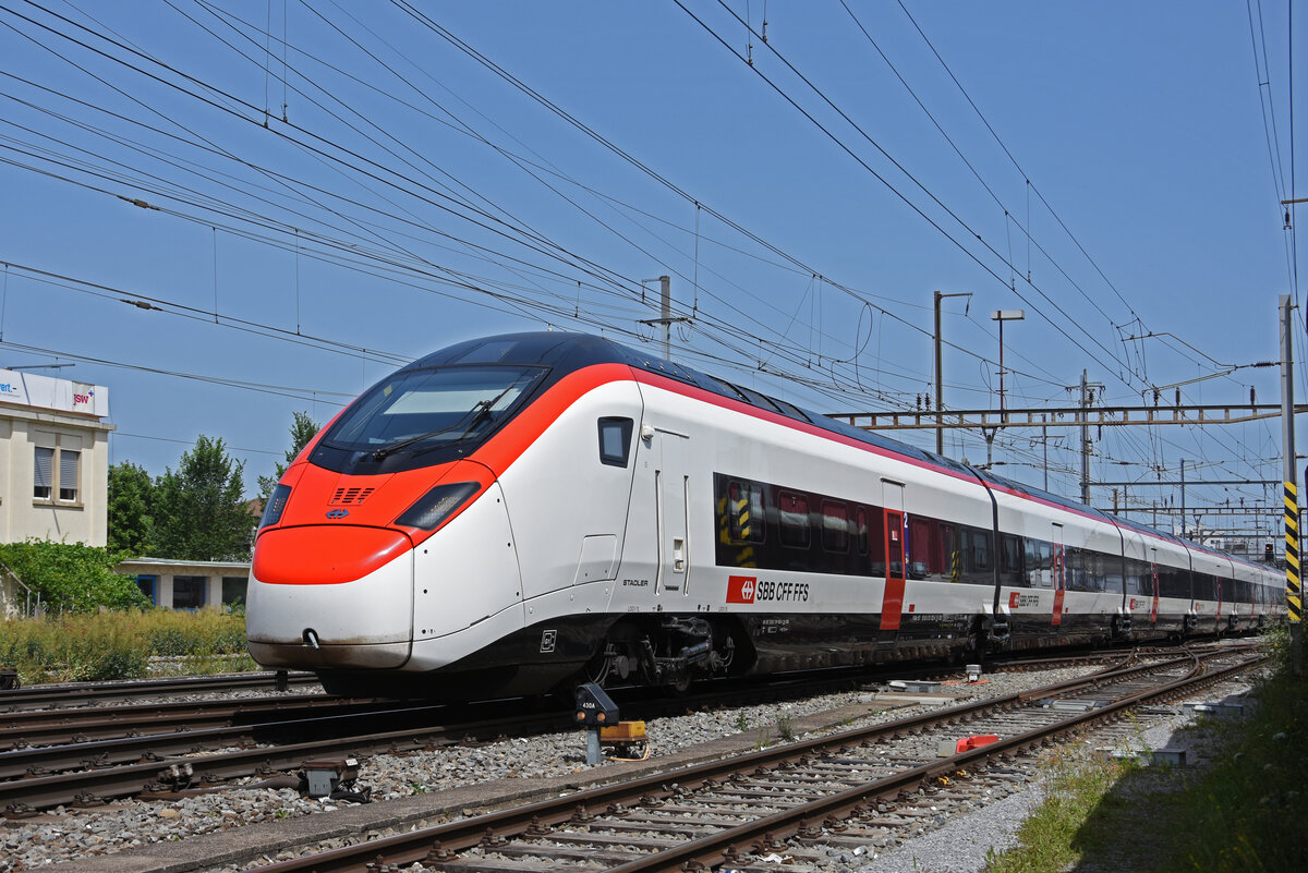 RABe 501 002-6 Giruno durchfährt den Bahnhof Pratteln. Die Aufnahme stammt vom 18.06.2022.