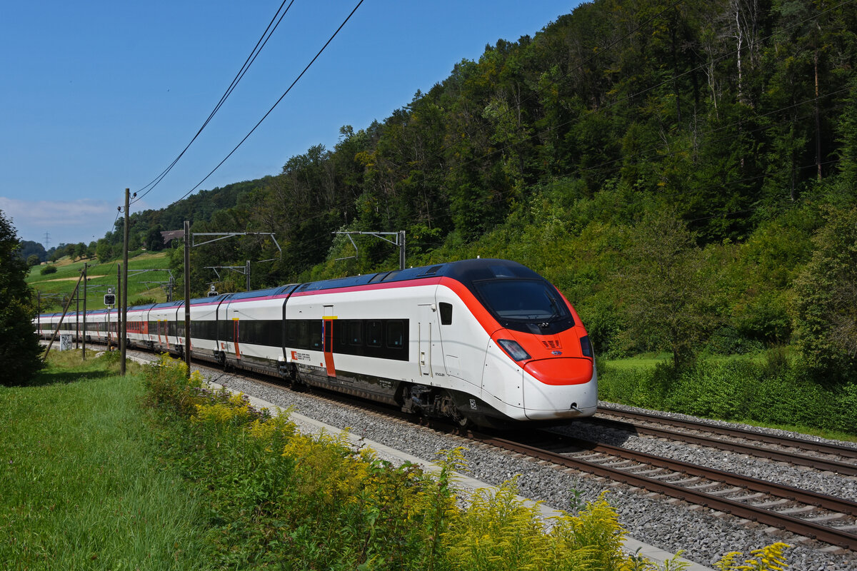 RABe 501 002-6 Giruno fährt Richtung Bahnhof Gelterkinden. Die Aufnahme stammt vom 25.08.2021.