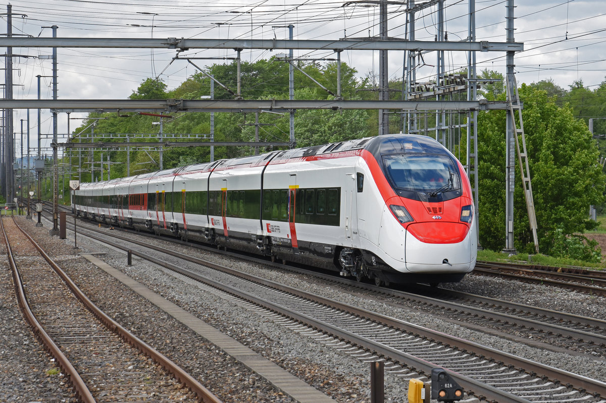 RABe 501 003-2 durchfährt den Bahnhof Möhlin. Die Aufnahme stammt vom 13.05.2019.