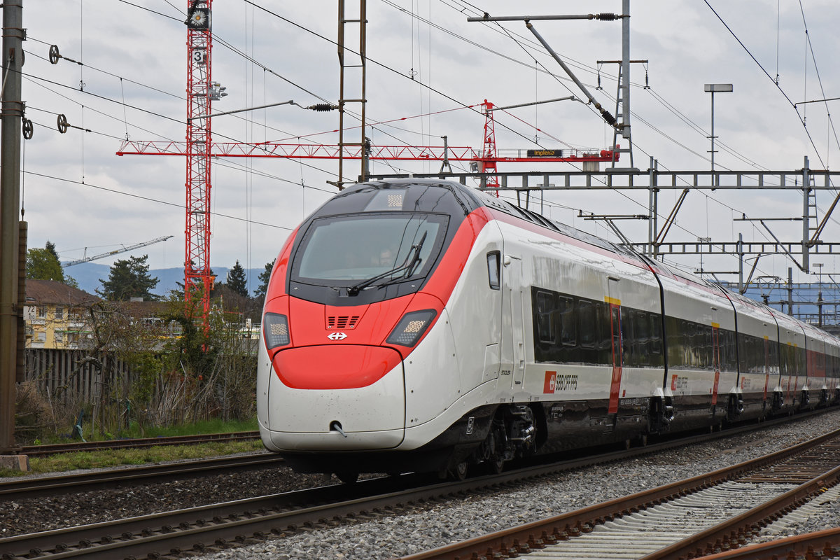 RABe 501 003-4 durchfährt den Bahnhof Rheinfelden. Die Aufnahme stammt vom 16.04.2019.