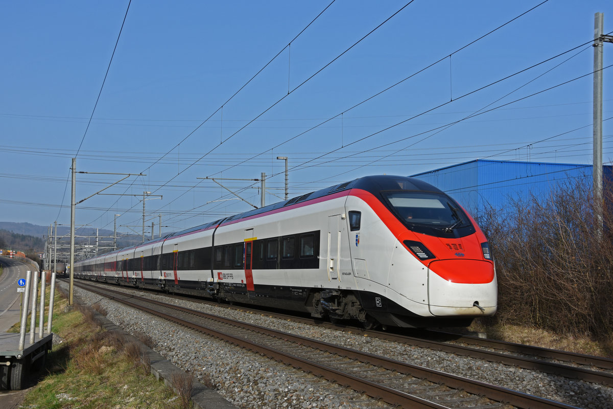 RABe 501 003-4 Giruno fährt Richtung Bahnhof Itingen. Die Aufnahme stammt vom 26.02.2021.