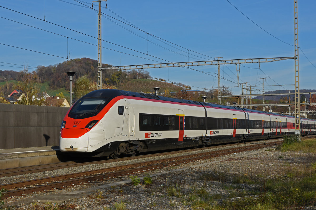RABe 501 004-2 Giruno durchfährt den Bahnhof Gelterkinden. Die Aufnahme stammt vom 13.11.2020.