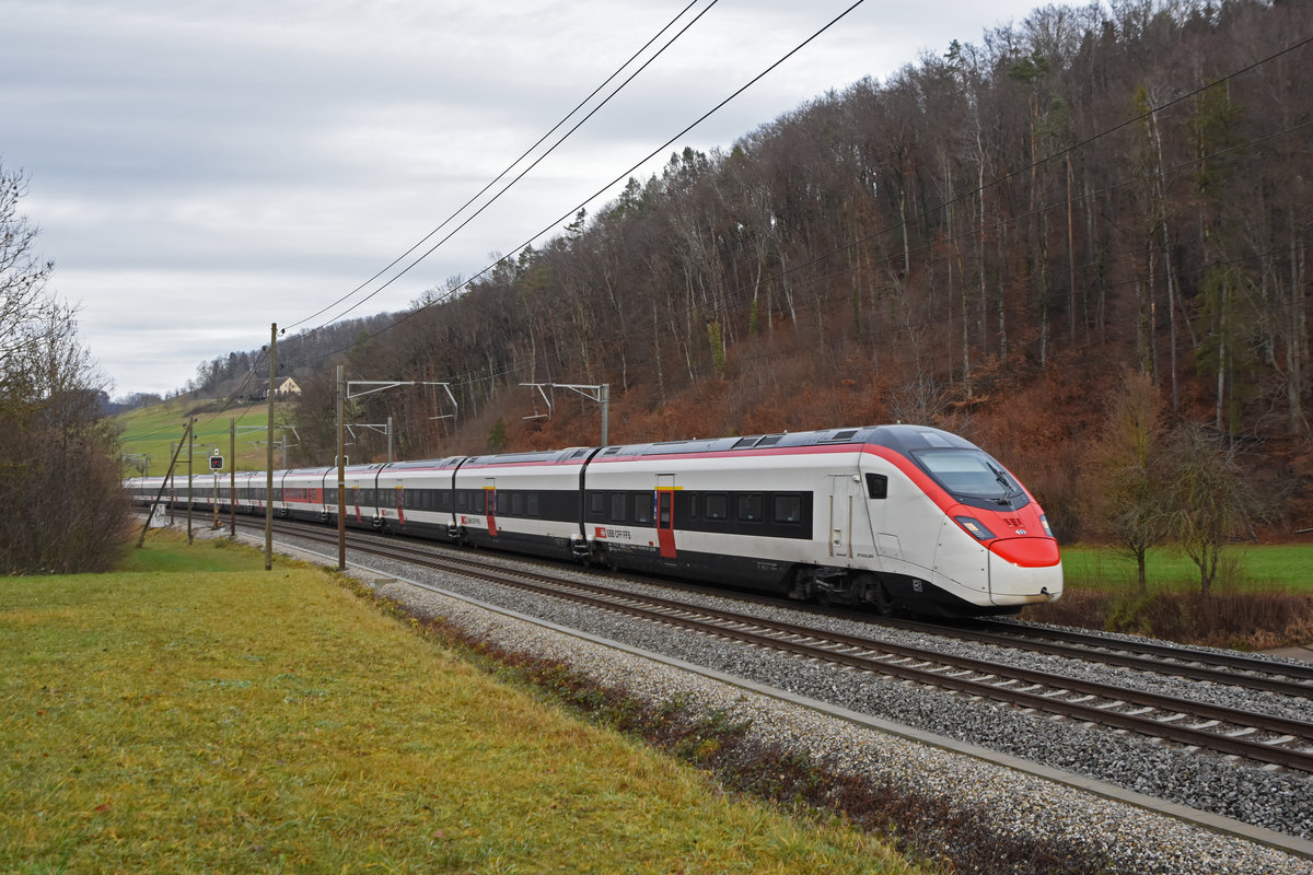 RABe 501 004-2 Giruno fährt Richtung Bahnhof Tecknau. Die Aufnahme stammt vom 23.12.2020.