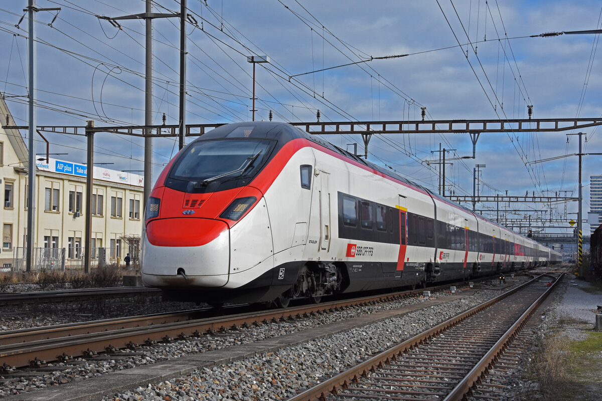 RABe 501 005-9 Giruno durchfährt den Bahnhof Pratteln. Die Aufnahme stammt vom 17.01.2022.