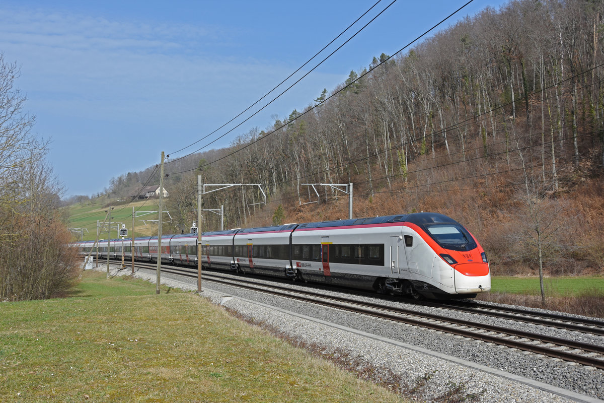 RABe 501 005-9 Giruno fährt Richtung Bahnhof Tecknau. Die Aufnahme stammt vom 26.02.2021.