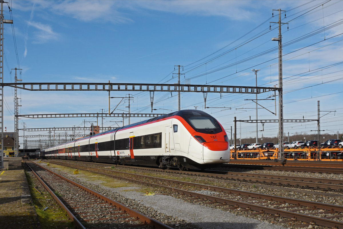 RABe 501 006-7 Giruno durchfährt den Bahnhof Muttenz. Die Aufnahme stammt vom 16.02.2020.