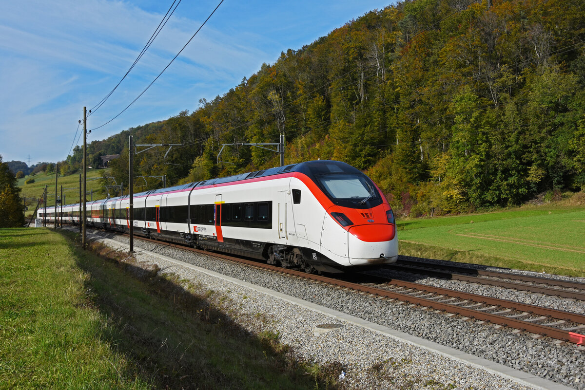 RABe 501 006-7 Giruno fährt Richtung Bahnhof Gelterkinden. Die Aufnahme stammt vom 18.10.2021.