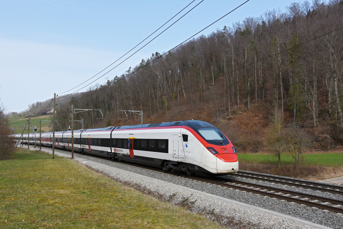 RABe 501 009-1 Giruno fährt Richtung Bahnhof Gelterkinden. Die Aufnahme stammt vom 26.02.2021.