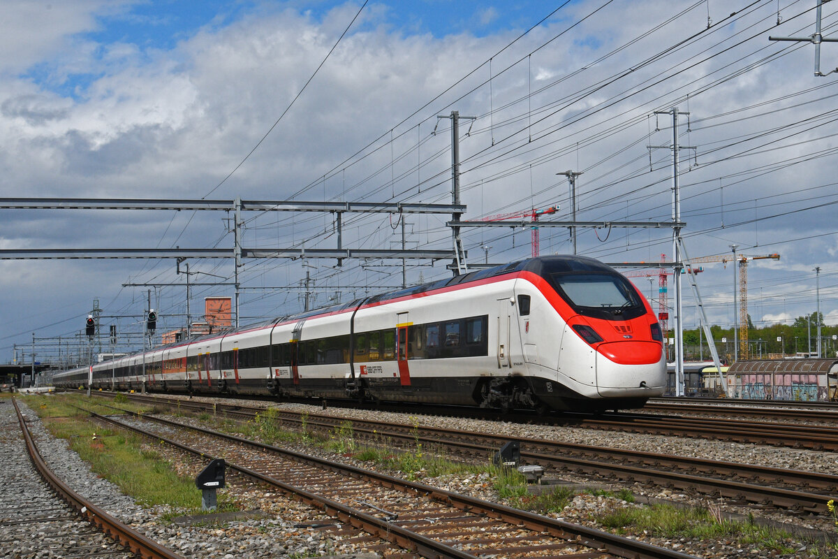 RABe 501 010-9 Giruno durchfährt am 21.04.2025 den Bahnhof Muttenz.