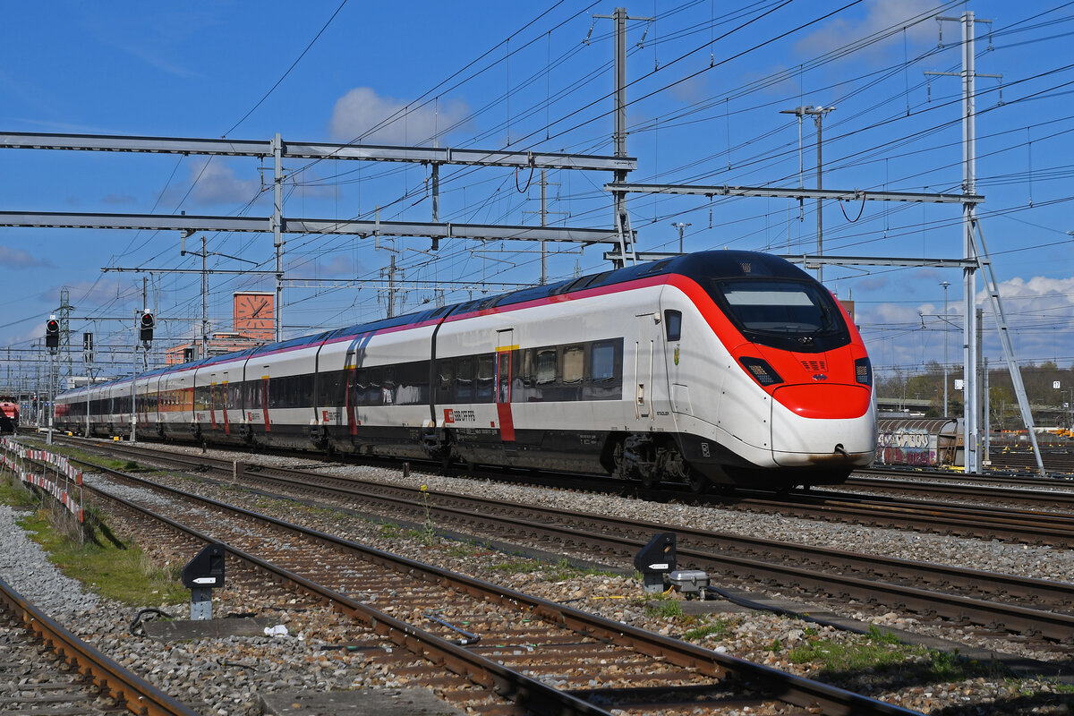 RABe 501 011-7 Giruno durchfährt am 25.03.2024 den Bahnhof Muttenz.