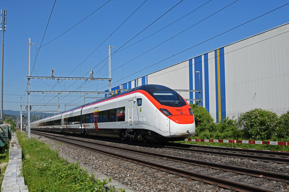 RABe 501 011-7 Giruno fährt Richtung Bahnhof Itingen. Die Aufnahme stammt vom 19.05.2020.