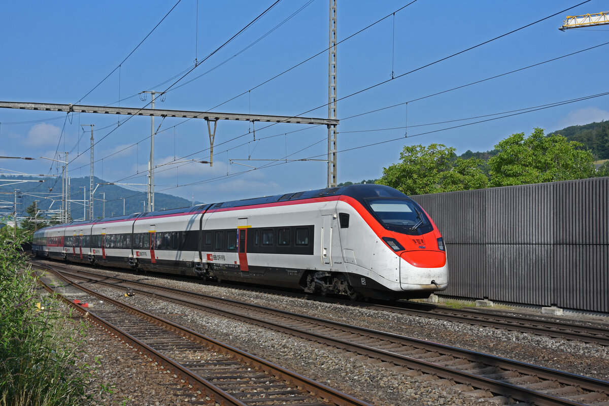 RABe 501 014-1 Giruno durchfährt den Bahnhof Gelterkinden. Die Aufnahme stammt vom 20.07.2021.