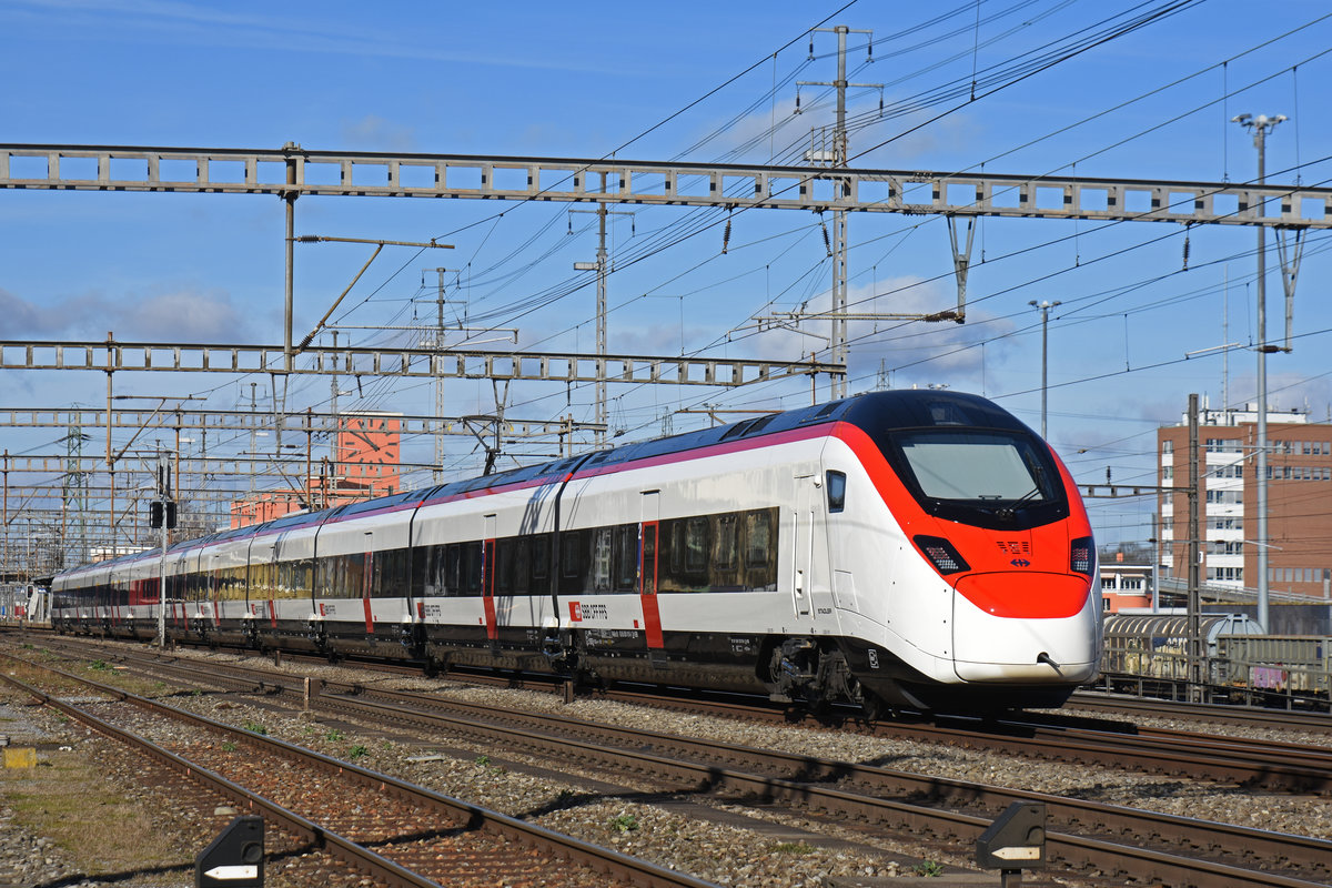 RABe 501 015-8 Giruno durchfährt den Bahnhof Muttenz. Die Aufnahme stammt vom 21.02.2020.