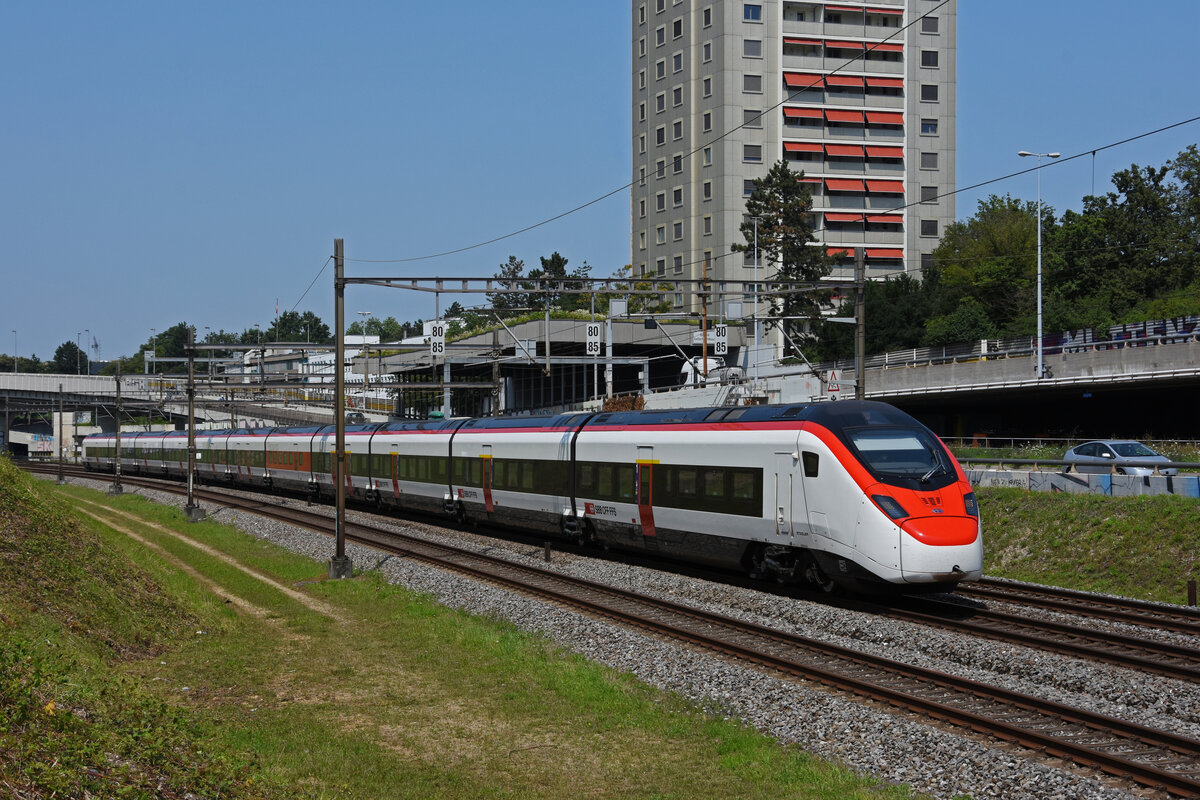 RABe 501 015-8 Giruno, fährt Richtung Bahnhof Muttenz. Die Aufnahme stammt vom 22.07.2021.