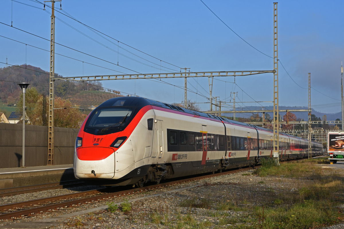 RABe 501 016-6 Giruno ist als Dienstfahrt unterwegs und muss beim Bahnhof Gelterkinden auf das Nebengleis ausweichen. Die Aufnahme stammt vom 11.11.2020.