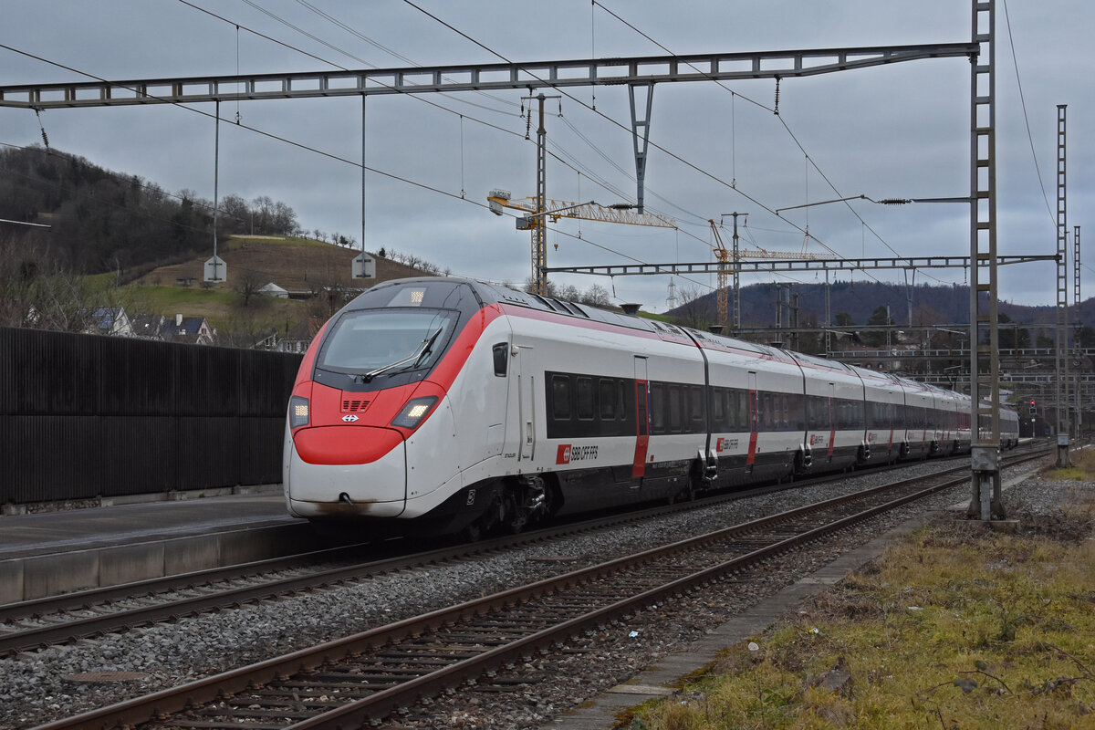 RABe 501 016-6 Giruno durchfährt den Bahnhof Gelterkinden. Die Aufnahme stammt vom 30.12.2021.