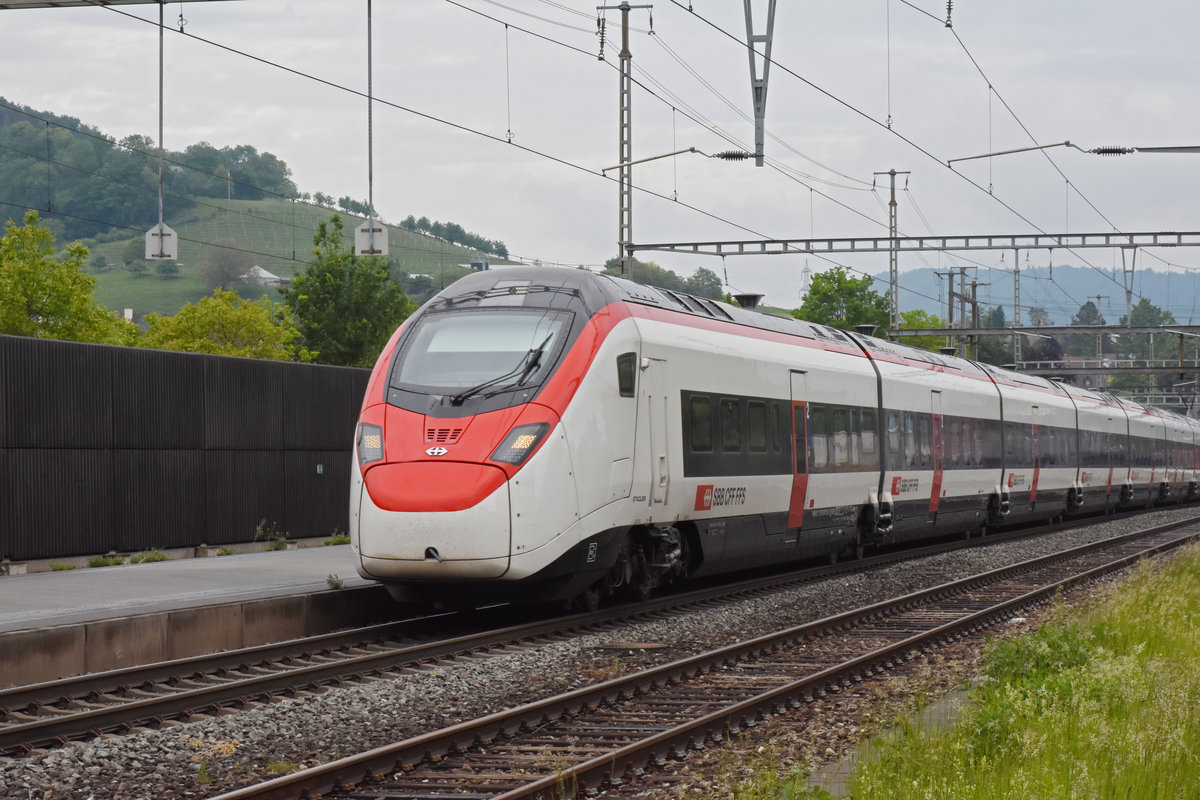 RABe 501 018-2 Giruno durchfährt den Bahnhof Gelterkinden. Die Aufnahme stammt vom 13.05.2020.