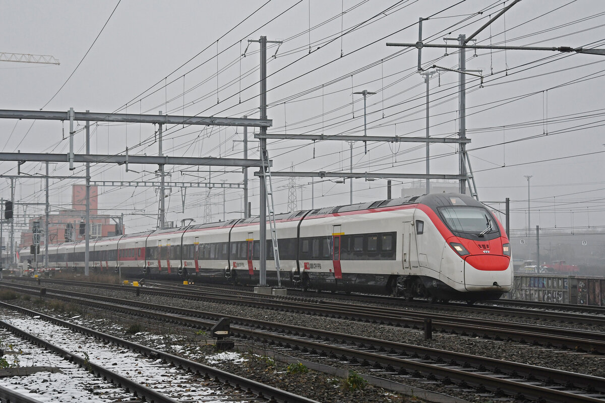 RABe 501 022-4 Giruno durchfährt am 15.12.2022 den Bahnhof Muttenz.