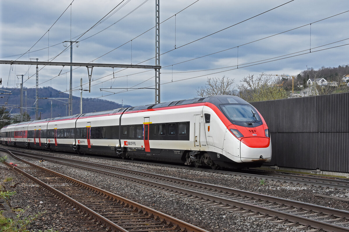 RABe 501 025-7 Giruno durchfährt am 11.03.2024 den Bahnhof Gelterkinden.