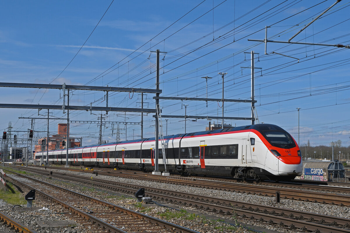 RABe 501 025-7 Giruno durchfährt am 25.03.2024 den Bahnhof Muttenz.
