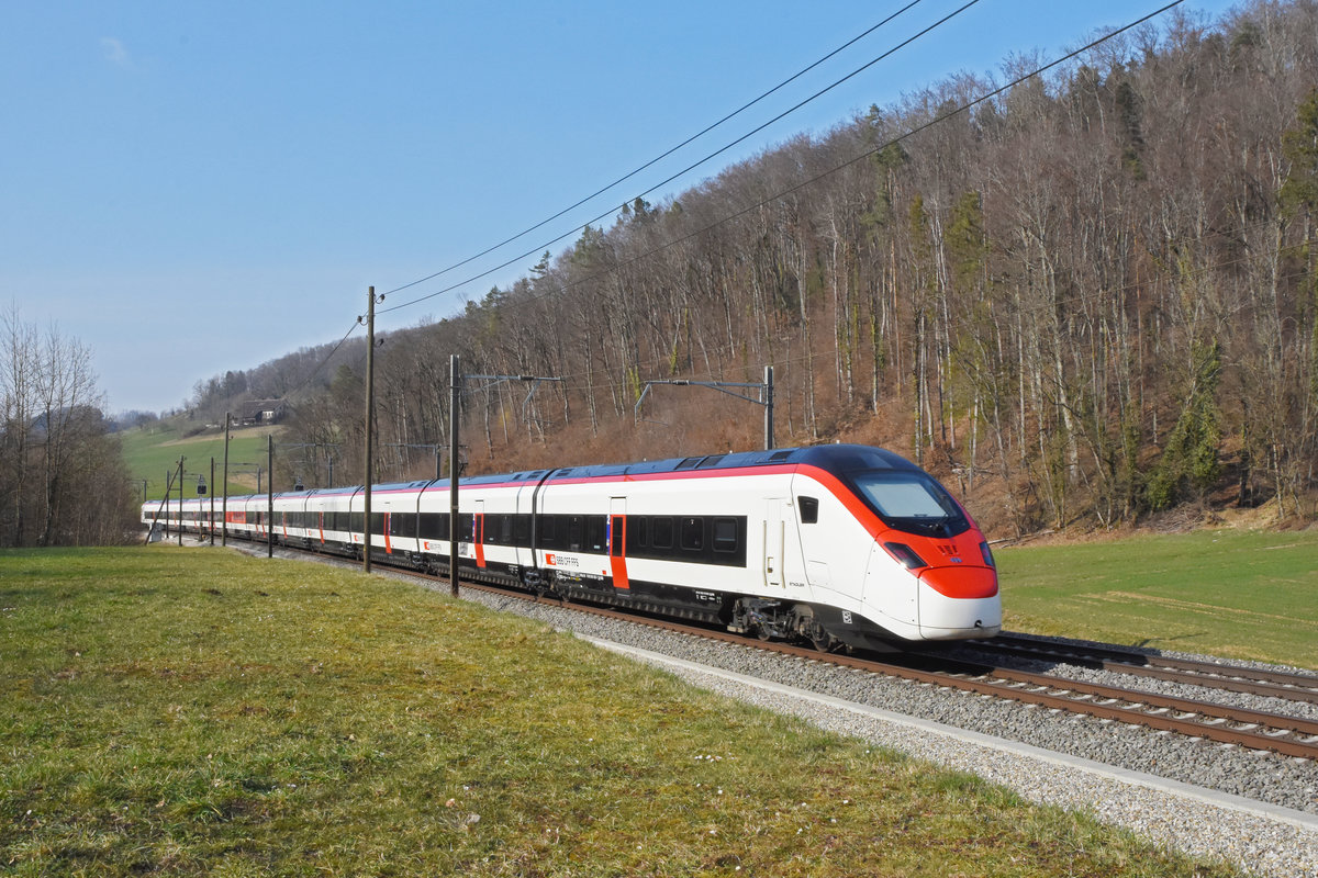 RABe 501 025-7 Giruno fährt Richtung Bahnhof Gelterkinden. Die Aufnahme stammt vom 08.03.2021.