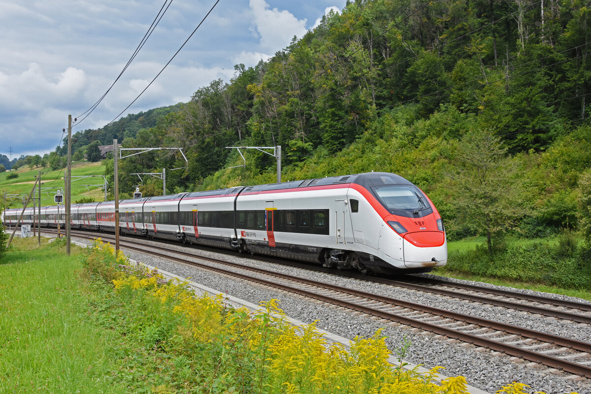 RABe 501 025-7 Giruno fährt Richtung Bahnhof Tecknau. Die Aufnahme stammt vom 25.08.2021.